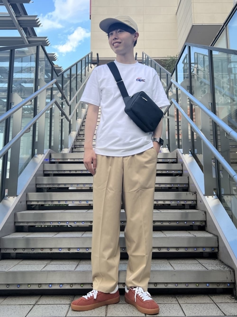 「春コーデ、春めき満開コーデ、メンズファッション、春服、おでかけコーデ、トレンド、Tシャツ、リラックス、スラックス、スニーカー、ショルダーバッグ、キャップ、ラコステ」｜「LACOSTEのメンズクラシック ショルダーバッグ（ショルダーバッグ、ブラック系）」を使った、sakataさん（メンズ・169cm）の春コーディネートの1枚目の写真