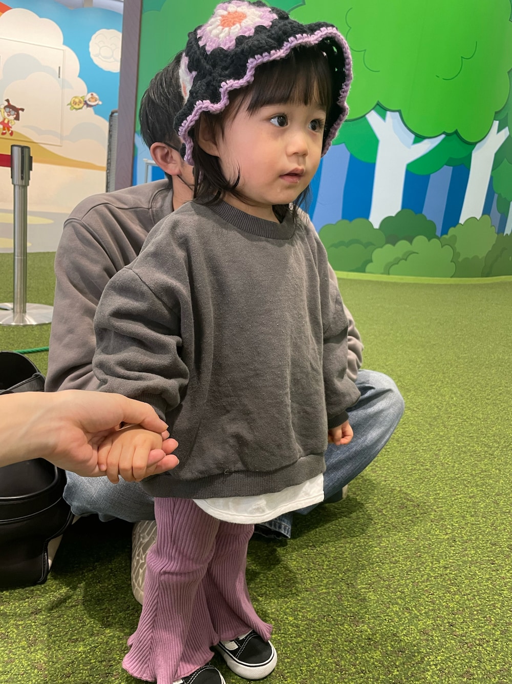 「韓国子供服、レイヤードスタイル、スニーカー、スウェット、クロシェハット、グラニースクエア、フレアパンツ、女の子、一歳、VANS、キッズコーデ」｜「MARKEY'Sのアイテム（スウェット、ブラック系）」を使った、Rさん（キッズ・70cm）の春コーディネートの1枚目の写真