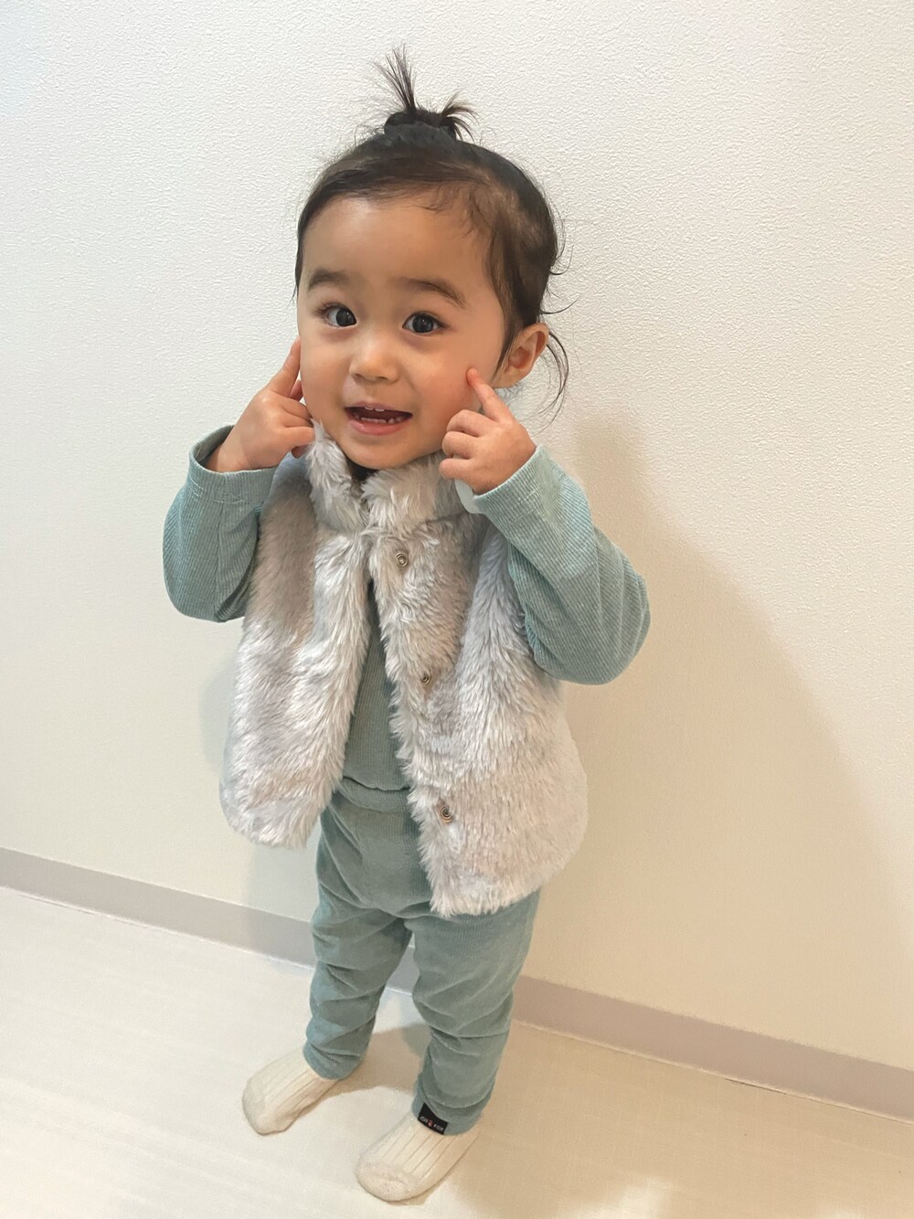 「セットアップ、ファーベスト、1歳、女の子、カジュアル、韓国子供服、next、キッズコーデ、おだんごヘアー」｜「nextのアイテム（その他アウター、グレー系）」を使った、Rさん（キッズ・70cm）の春コーディネートの1枚目の写真