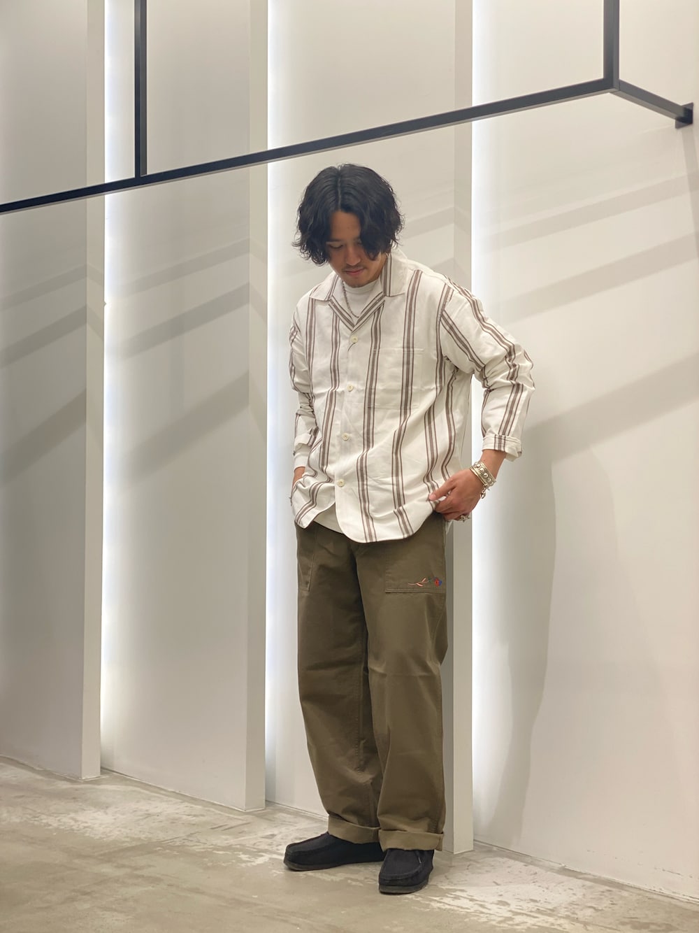 「ビッグシルエット、ゆるコーデ、春服みてみて、春コーデ、休日スタイル、春アウター、カーゴパンツ、きれいめカジュアル、ストリート、シンプルコーデ、モード、ストライプ、プチプラ、淡色コーデ、韓国ファッション」｜「URBAN RESEARCHのコットンリネンキングダムツイルジャケット（その他アウター、ホワイト系）」を使った、AKIHIROさん（メンズ・178cm）の春コーディネートの1枚目の写真