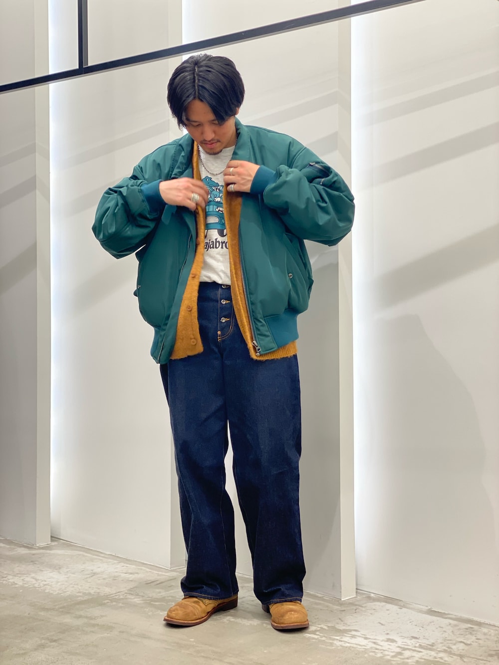 「冬コーデ、シンプルコーデ、休日スタイル、グリーン、カーディガン、ブーツ、MA-1、レイヤードスタイル、プチプラ、ビッグシルエット」｜「sugarhillのアイテム（デニムパンツ、ブルー系）」を使った、AKIHIROさん（メンズ・178cm）の秋コーディネートの1枚目の写真