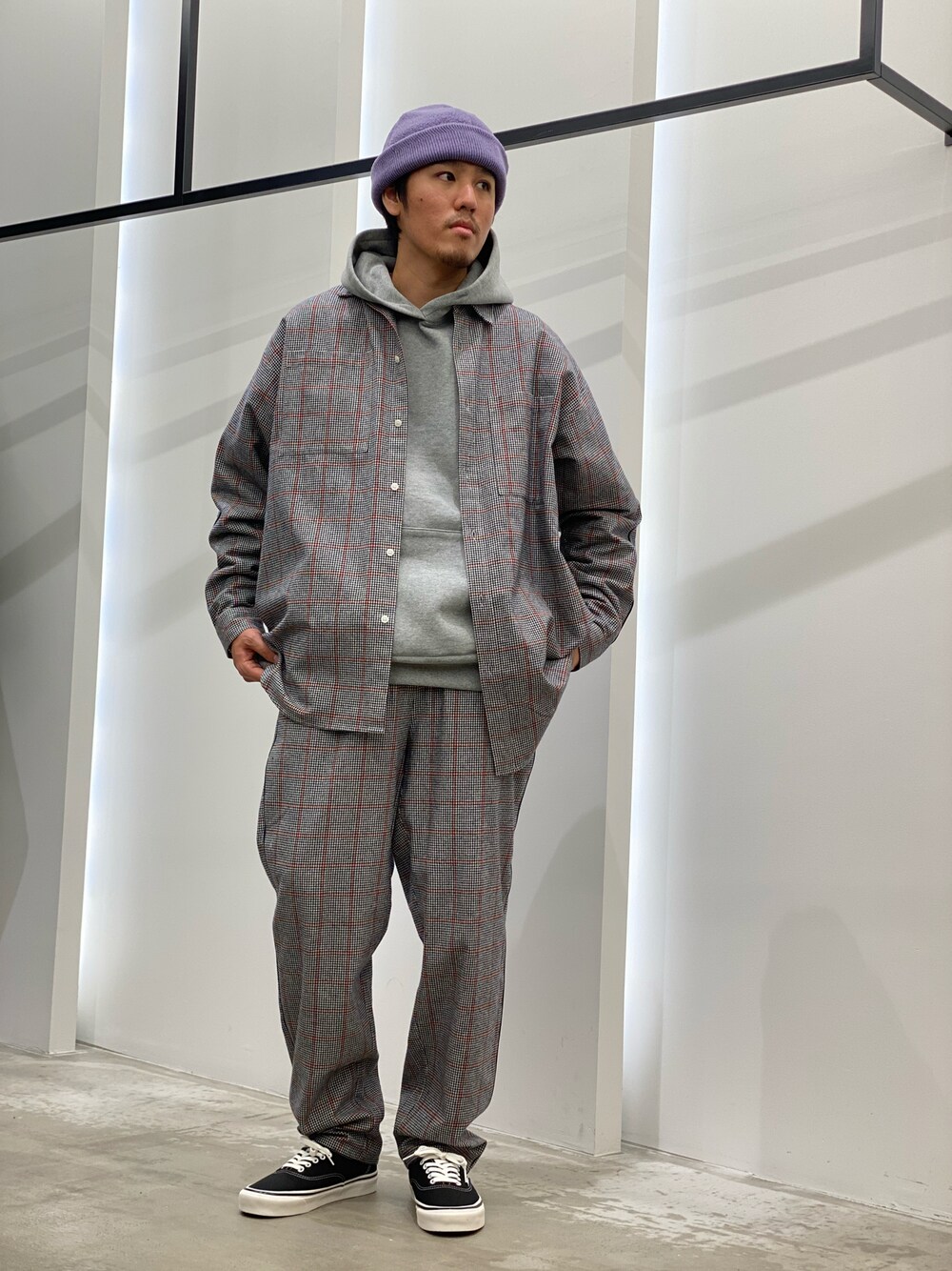 「ビッグシルエット、パーカー、ストリート、休日スタイル、チェック柄に恋してる、セットアップ、プチプラ、レイヤードスタイル、ニット帽、カラーパンツ」｜「THE NORTH FACE PURPLE LABELのアイテム（ニットキャップ/ビーニー、パープル系）」を使った、AKIHIROさん（メンズ・178cm）の秋コーディネートの1枚目の写真