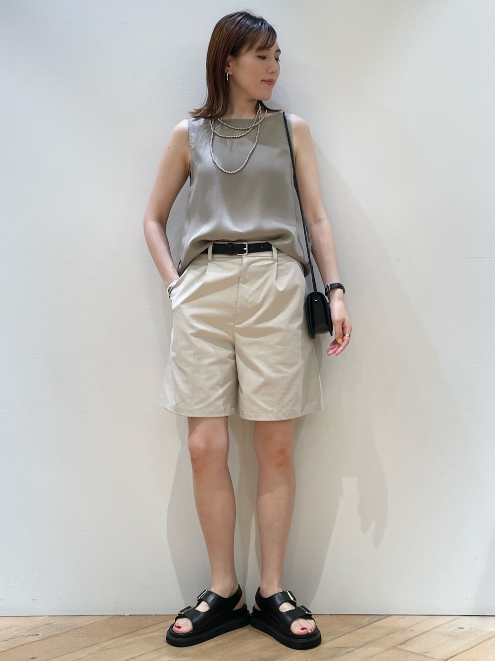 「夏コーデ、タンクトップ、ショートパンツ、ハーフパンツ、大人カジュアル、休日スタイル、休日コーデ、30代コーデ、30代ファッション、ママコーデ、ママファッション、アウトドアスタイル、リゾートスタイル、海コーデ、旅行コーデ」｜「Rouge vifのフロントタックショートパンツ（その他パンツ、ベージュ系）」を使った、ひかりさん（骨格ストレート・レディース・162cm）の夏コーディネートの1枚目の写真