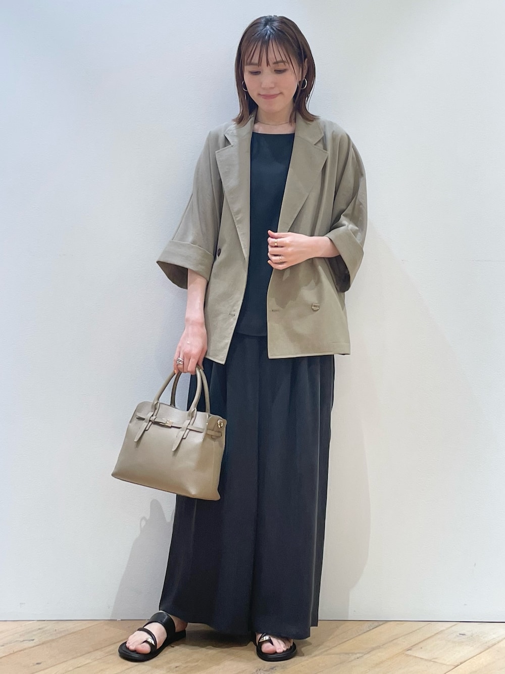「サンダル、オトナカジュアル、ラフコーデ、大人カジュアルコーデ、夏、楽チンコーデ、夏服コーデ、ジャケット、セットアップ」｜「Rouge vif Annaの撥水ドルマンハーフ袖ジャケット（テーラードジャケット、ベージュ系）」を使った、ひかりさん（骨格ストレート・レディース・162cm）の春コーディネートの1枚目の写真