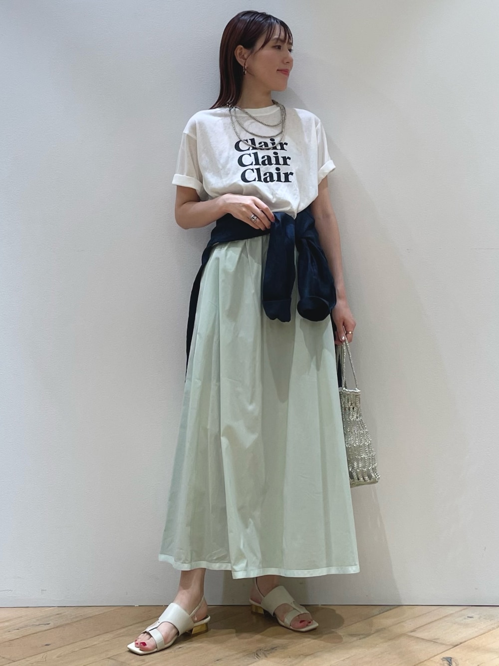「スカート、Tシャツ、大人カジュアル、シャツ腰巻き、ロゴT、30代コーデ、ママコーデ、ママファッション、休日スタイル、旅行コーデ、お出かけコーデ、夏コーデ、大人かわいい、おしゃれさんと繋がりたい、リゾートスタイル」｜「ABAHOUSEの【LUXE Linen Solaro】バンドカラー リネンシャツ（シャツ/ブラウス、ブルー系）」を使った、ひかりさん（骨格ストレート・レディース・162cm）の夏コーディネートの1枚目の写真