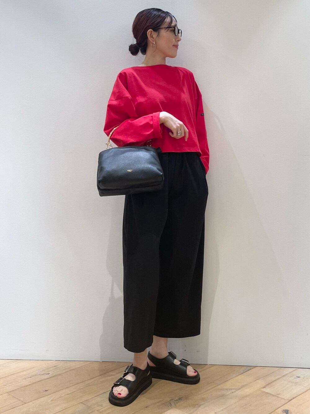 レッド系のTシャツ/カットソー、ブラック系のその他パンツ、ブラック系のショルダーバッグを着用したレディースの夏コーディネートの1枚目の写真