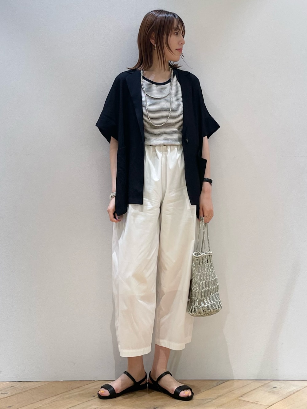 「サンダル、ジャケット、パンツ、パンツスタイル、パンツコーデ、白パンツ、大人カジュアル、大人コーデ、30代ファッション、30代コーデ、ママコーデ、ママファッション、休日スタイル、Rouge vif la cle(Rouge vif la cle)」｜「Rouge vifの【ロングセラー】NEW イージー ワイドパンツ（その他パンツ、ホワイト系）」を使った、ひかりさん（骨格ストレート・レディース・162cm）の夏コーディネートの1枚目の写真