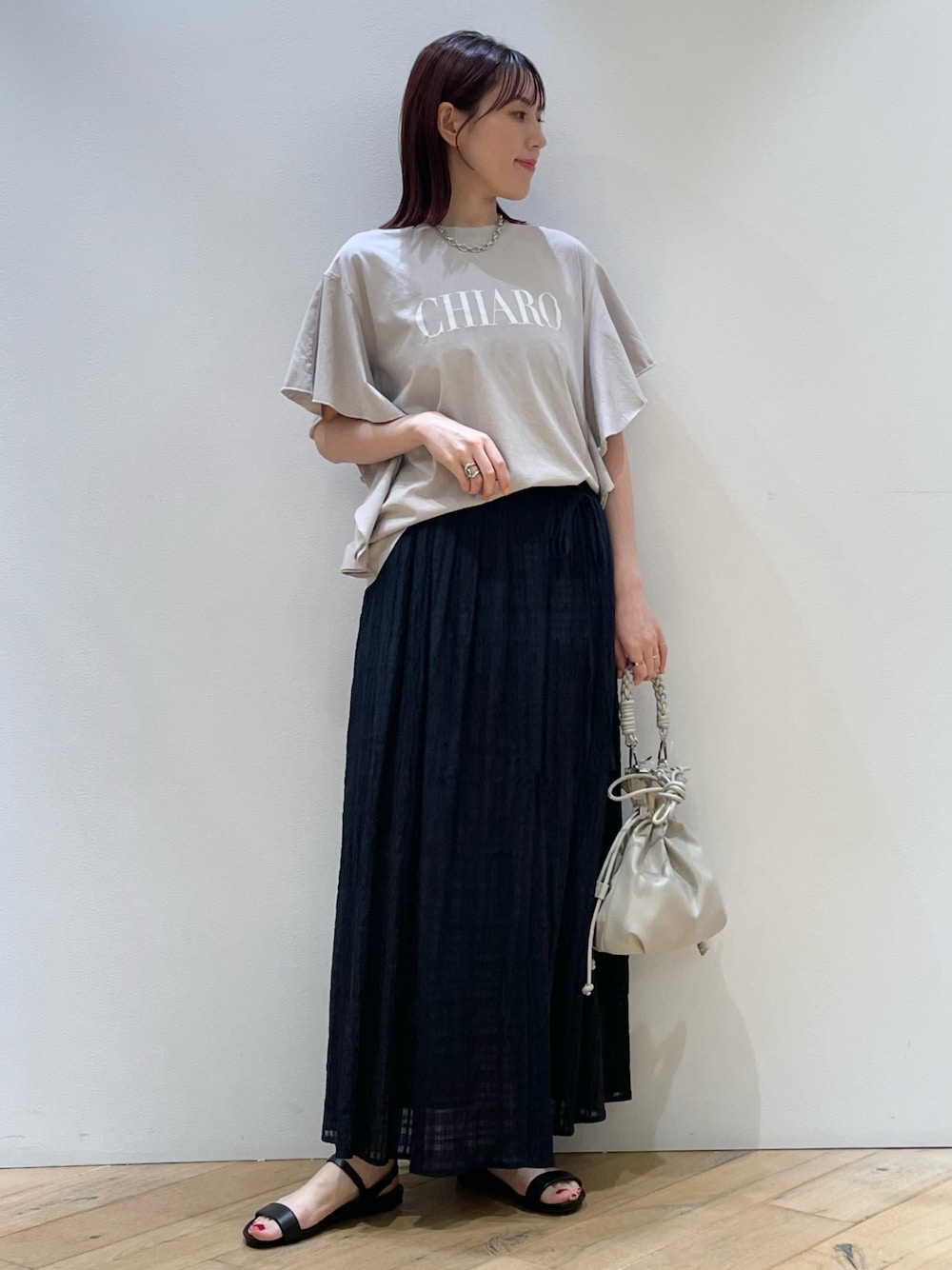 「Tシャツ、ロゴT、スカート、大人カジュアル、大人かわいい、休日スタイル、夏コーデ、おでかけコーデ、旅行コーデ、デートコーデ、きれいめカジュアル、ママコーデ、ママファッション、30代コーデ、30代ファッション」｜「MICA&DEALの＜別注＞【MICA&DEAL /マイカアンドディール】ロゴTシャツ / フレアスリーブ（Tシャツ/カットソー、ベージュ系）」を使った、ひかりさん（骨格ストレート・レディース・162cm）の夏コーディネートの1枚目の写真