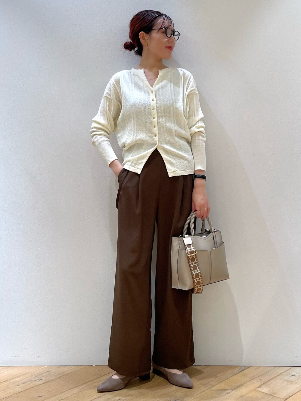 ホワイト系のニット/セーター、ベージュ系のショルダーバッグ、ホワイト系のショルダーバッグを着用したレディースの夏コーディネートの1枚目の写真