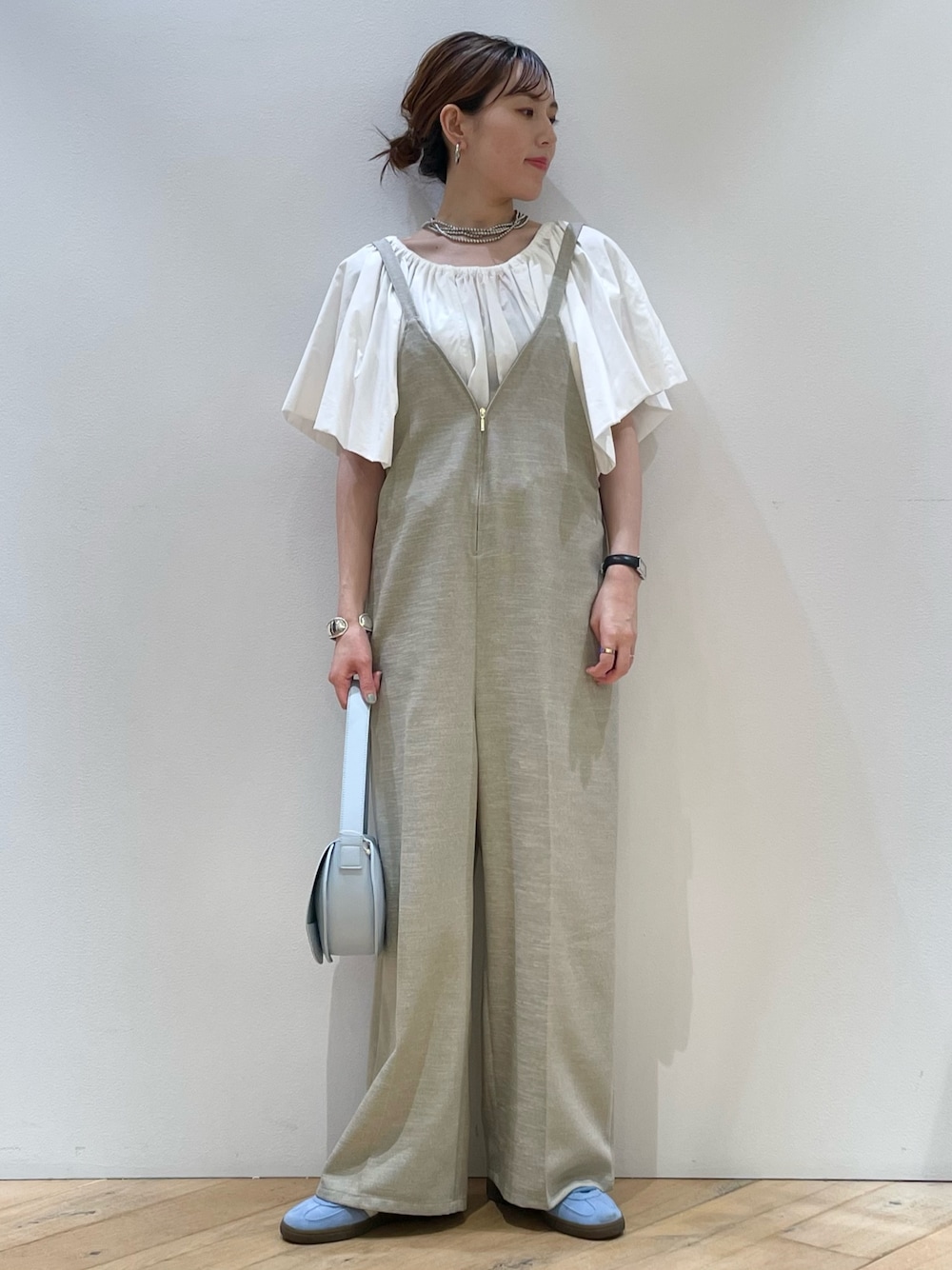 「夏服コーデ、おでかけコーデ、初夏コーデ、オトナカワイイ、夏ファッション、ママファッション、スニーカーコーデ、30代コーデ、サロペット、ブラウス、Rouge vif la cle(Rouge vif la cle)、ママコーデ、adidas、夏コーデ、大人カジュアル」｜「Rouge vifのドライタッチフロントジップサロペット（サロペット/オーバーオール、ベージュ系）」を使った、ひかりさん（骨格ストレート・レディース・162cm）の夏コーディネートの1枚目の写真