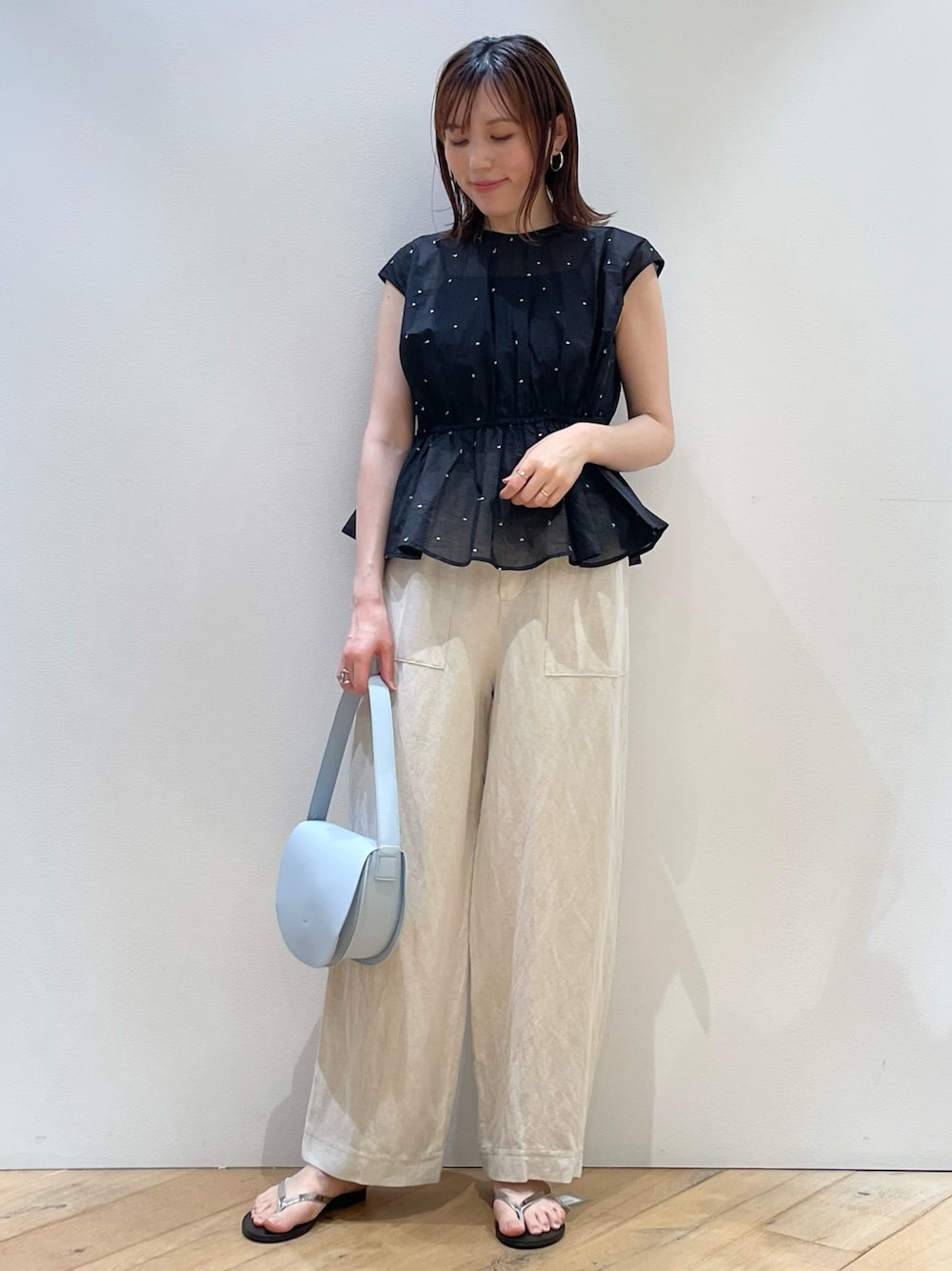 「サンダル、大人可愛い、夏服コーデ、パンツコーデ、ママファッション、オトナカジュアル、レイヤードスタイル、デートコーデ、シアートップス、ドット、ドット柄、ドットブラウス、白ワイド、パンツ、パンツスタイル」｜「Rouge vif Annaのシルバードット刺繍ペプラムブラウス（シャツ/ブラウス、ブラック系）」を使った、ひかりさん（骨格ストレート・レディース・162cm）の夏コーディネートの1枚目の写真