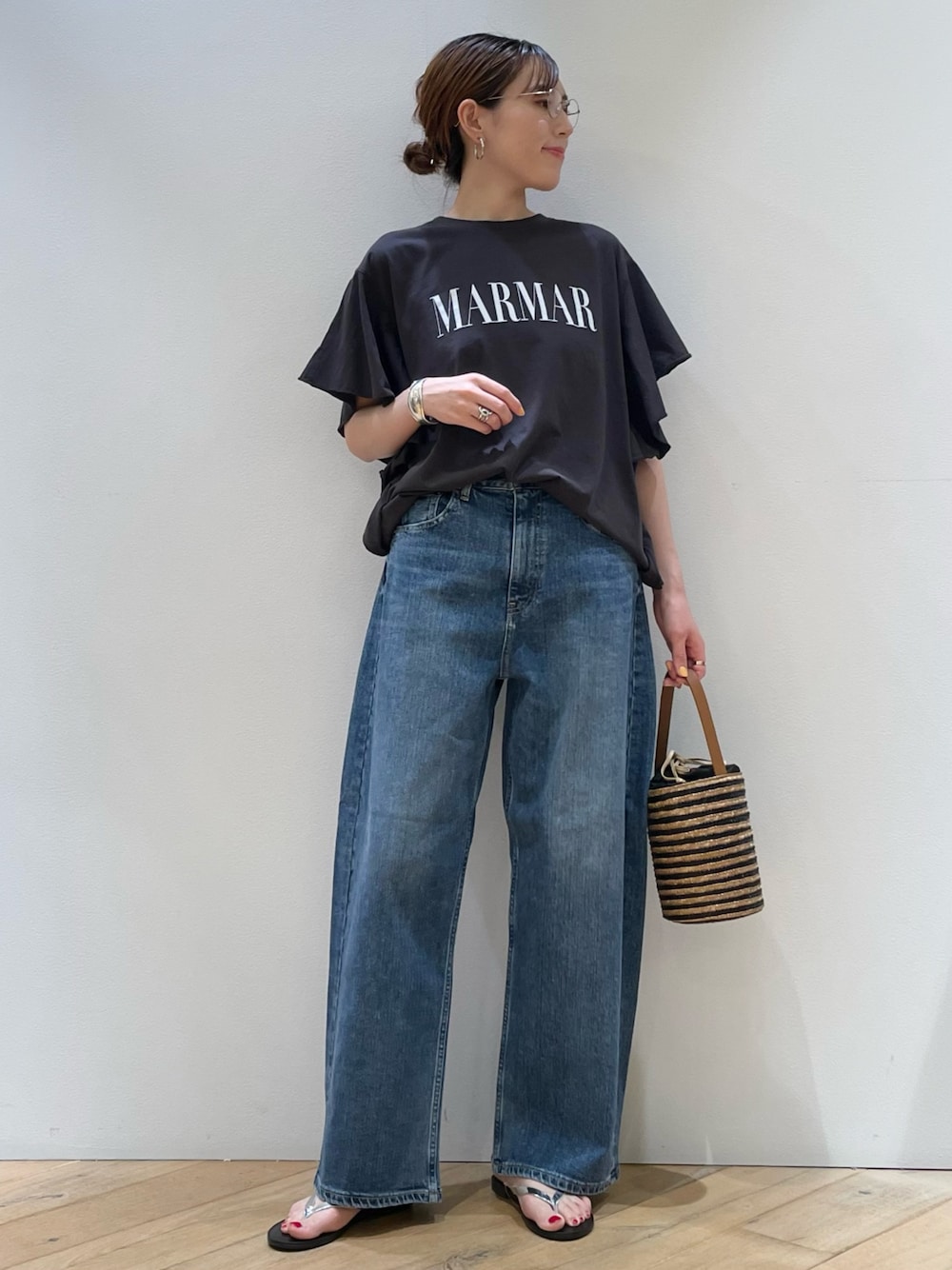 「デニム、ロゴT、休日スタイル、テーマパークコーデ、シンプルコーデ、夏コーデ、夏服、大人カジュアルコーデ、楽チンコーデ、シンプルスタイル、お洒落さんとつながりたい、大人女子、ママコーデ、30代コーデ、ママファッション」｜「NICOLAS LAINASの【NICOLAS LAINAS/ニコラスライナス】レザーメタリックトングサンダル（サンダル、シルバー系）」を使った、ひかりさん（骨格ストレート・レディース・162cm）の夏コーディネートの1枚目の写真