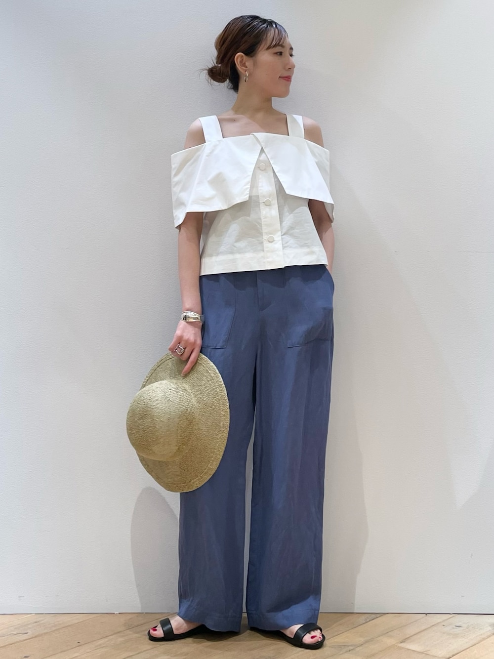 「アウトドアスタイル、夏コーデ、お出かけコーデ、カラーパンツ、ブラウス、オフショル、ケープブラウス、リゾート、リゾートスタイル、海コーデ、大人カジュアル、大人女子、大人可愛い、ママコーデ、ママファッション」｜「Rouge vifの【追加】レーヨンリネンベイカーイージーパンツ（その他パンツ、ブルー系）」を使った、ひかりさん（骨格ストレート・レディース・162cm）の夏コーディネートの1枚目の写真