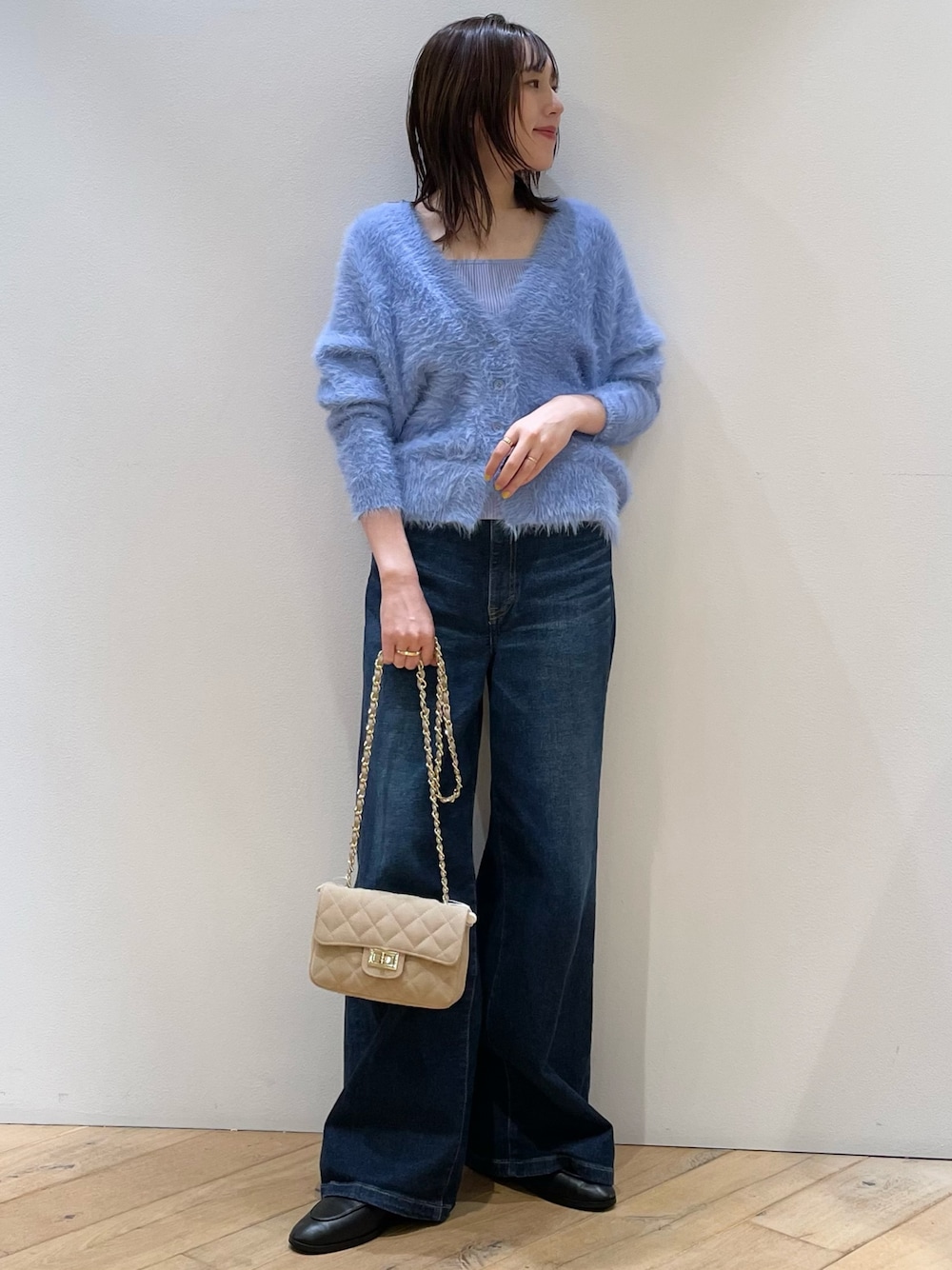 ブルー系のデニムパンツ、ブラック系のローファー、ブルー系のカーディガン/ボレロを着用したレディースの秋コーディネートの1枚目の写真