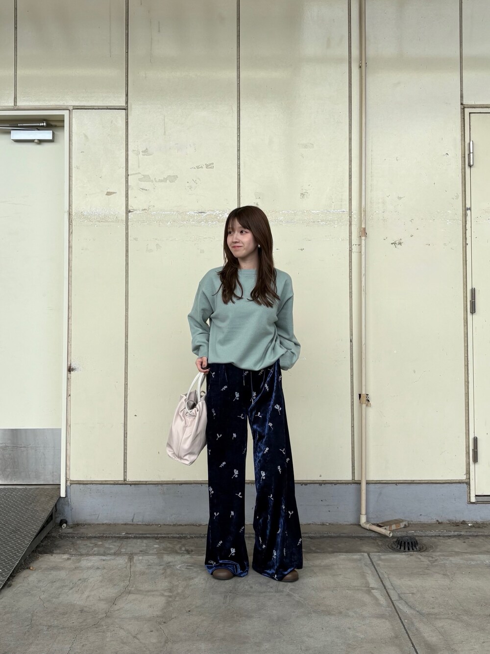 グリーン系のニット/セーター、ブルー系のその他パンツ、ブラウン系のその他シューズを着用したレディースの秋コーディネートの1枚目の写真