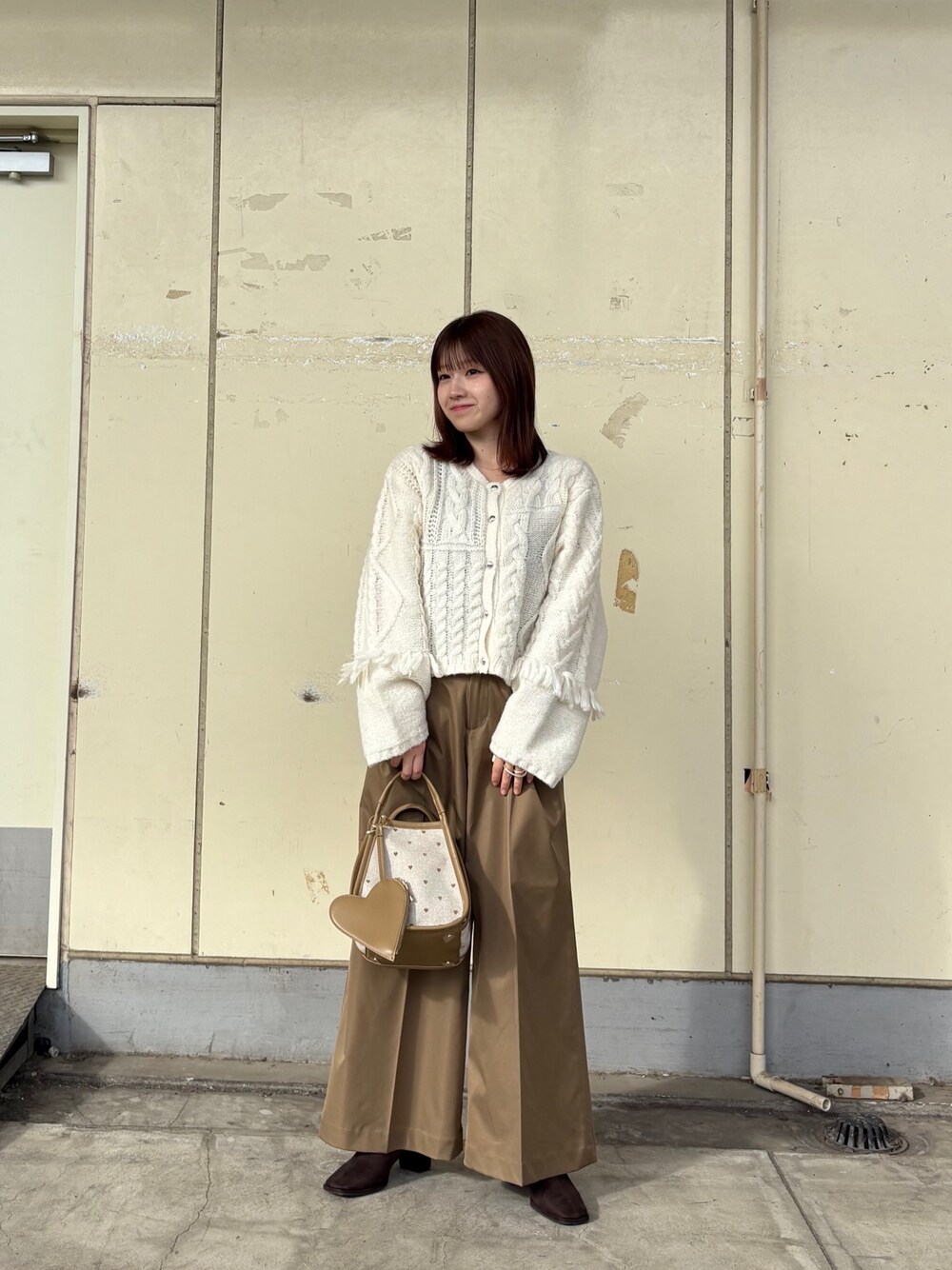 ホワイト系のカーディガン/ボレロ、ベージュ系のその他パンツ、ベージュ系のショルダーバッグを着用したレディースの秋コーディネートの1枚目の写真