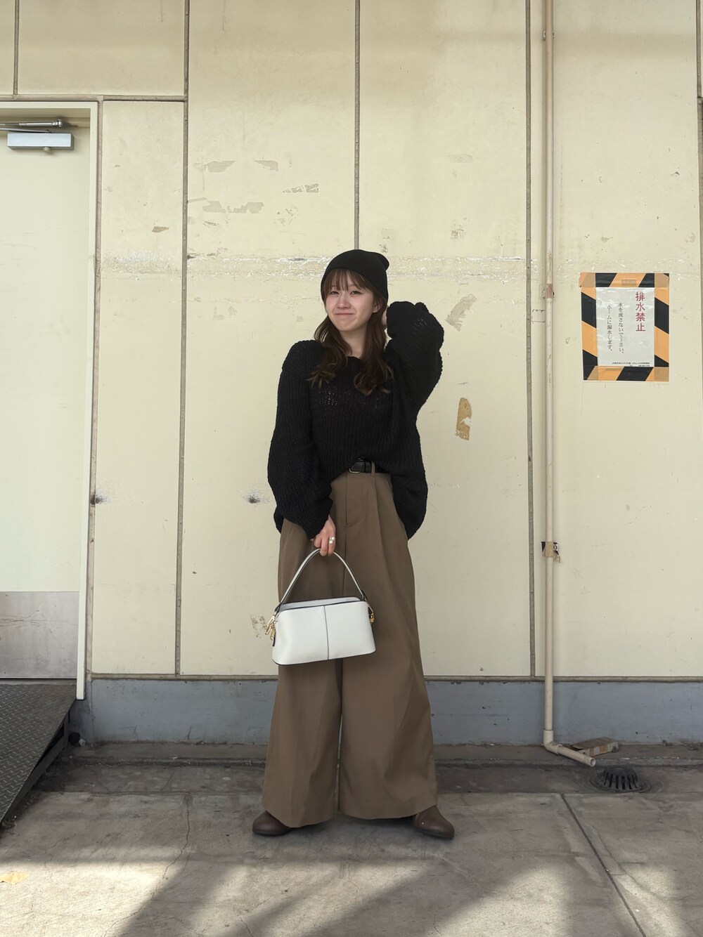 ブラック系のニット/セーター、ベージュ系のその他パンツ、ブラウン系のその他シューズを着用したレディースの秋コーディネートの1枚目の写真