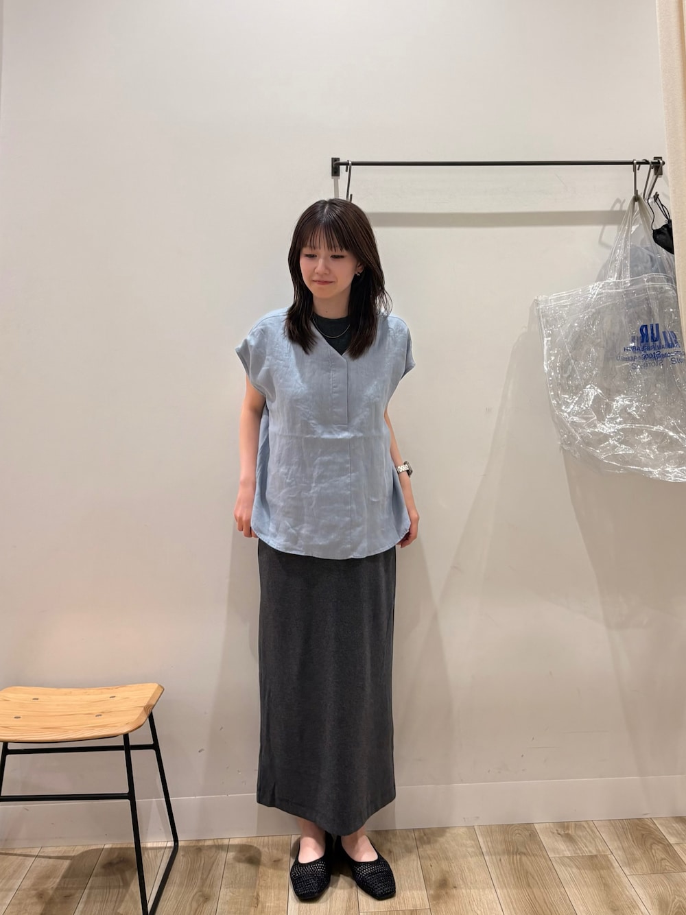 ブルー系のシャツ/ブラウス、グレー系のワンピース、ブラック系のバレエシューズを着用したレディースの夏コーディネートの1枚目の写真