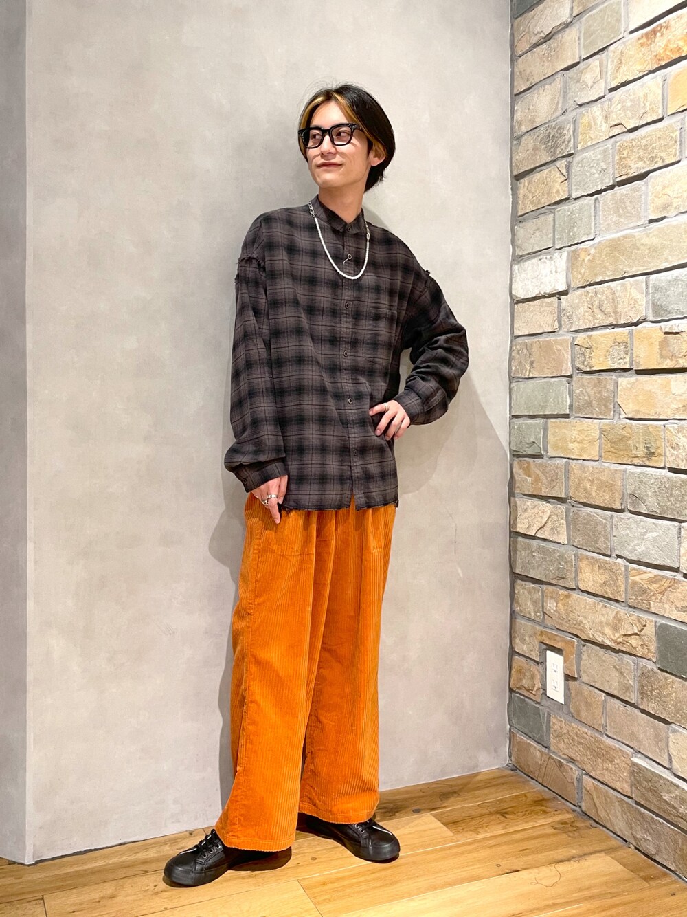 「wearhalloween2021、秋冬コーデ、秋のコーデ、カジュアルコーデ、オーバーサイズ、ダメージ、秋服、コーデュロイ、ストリートコーデ、RAGEBLUE、レイジブルー、チェック、チェックシャツ、オレンジ、バンドカラーシャツ」｜「RAGEBLUEの＜USAコットン使用＞オンブレチェック/バンドカラーシャツ/203107（シャツ/ブラウス、グレー系）」を使った、ふじもんさん（メンズ・177cm）の秋コーディネートの1枚目の写真