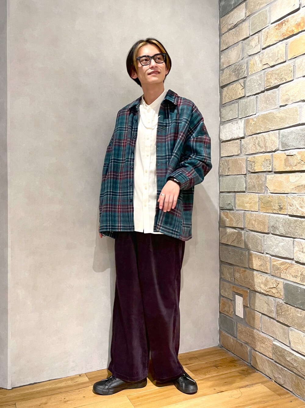 「チェック、チェックシャツ、秋のコーデ、メンズ、オーバーサイズ、コーデュロイパンツ、プチプラ、RAGEBLUE、レディース、秋服、レイジブルー、カジュアルコーデ、秋冬コーデ、おしゃれさんと繋がりたい、wearhalloween2021」｜「RAGEBLUEのレーヨン/バンドカラーシャツ/959766（シャツ/ブラウス、ホワイト系）」を使った、ふじもんさん（メンズ・177cm）の秋コーディネートの1枚目の写真