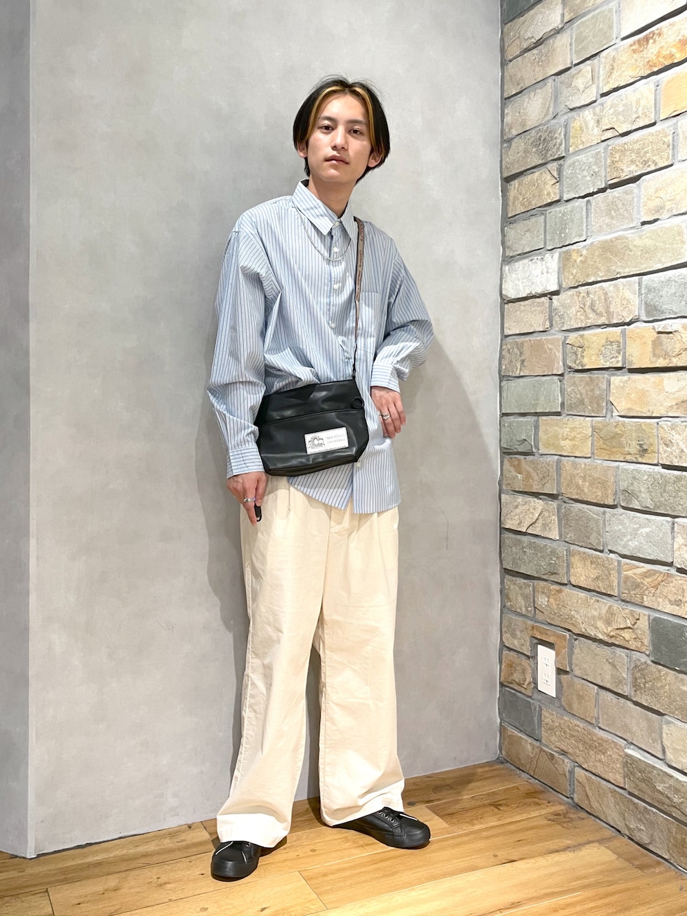 「秋服、ゆるコーデ、RAGEBLUE、レイジブルー、ストライプ、シンプルコーデ、コーデュロイ、休日コーデ、オーバーサイズ、秋トレンド2021、カジュアルコーデ、爽やかコーデ、大学生、パール、お洒落さんとつながりたい」｜「RAGEBLUEのストライプ/セミロングシャツ/203108（シャツ/ブラウス、ブルー系）」を使った、ふじもんさん（メンズ・177cm）の秋コーディネートの1枚目の写真
