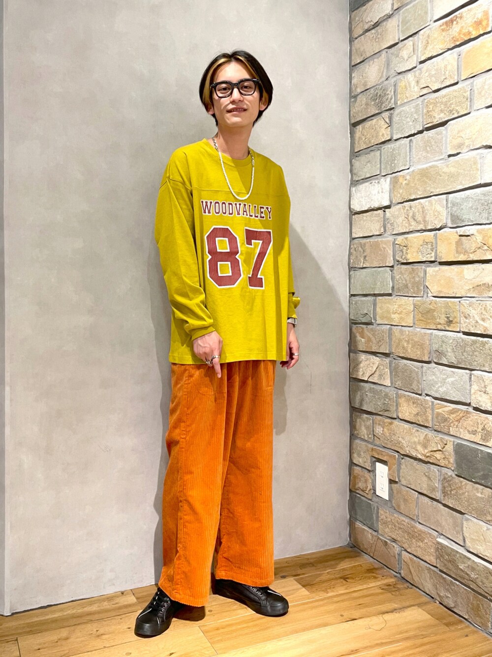 「RAGEBLUE、レイジブルー、秋服、シンプルスタイル、大人カジュアル、オーバーサイズ、おしゃれさんと繋がりたい、リラックススタイル、休日スタイル、ストリートコーデ、秋トレンド2021、カラーパンツ、コーデュロイパンツ、アメカジ、アメトラ」｜「RAGEBLUEの＜SIGNAL SPORTS/シグナルスポーツ＞カレッジフットボールロンT/228650（Tシャツ/カットソー、イエロー系）」を使った、ふじもんさん（メンズ・177cm）の秋コーディネートの1枚目の写真