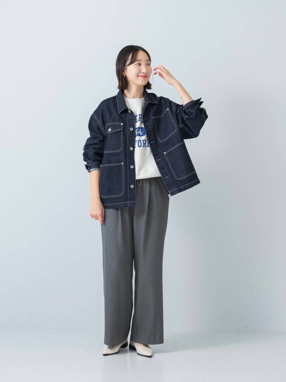 ホワイト系のその他シューズ、グレー系のその他パンツ、ブルー系のデニムジャケットを着用したレディースの冬コーディネートの1枚目の写真