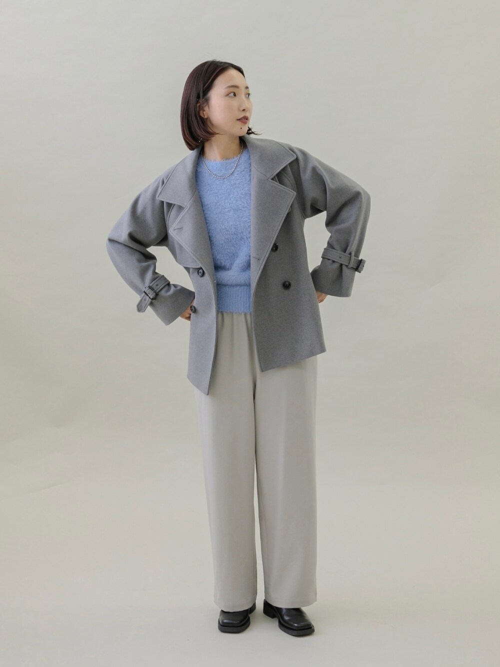 ブラック系のブーツ、グレー系のその他パンツ、ブルー系のニット/セーターを着用したレディースの秋コーディネートの1枚目の写真
