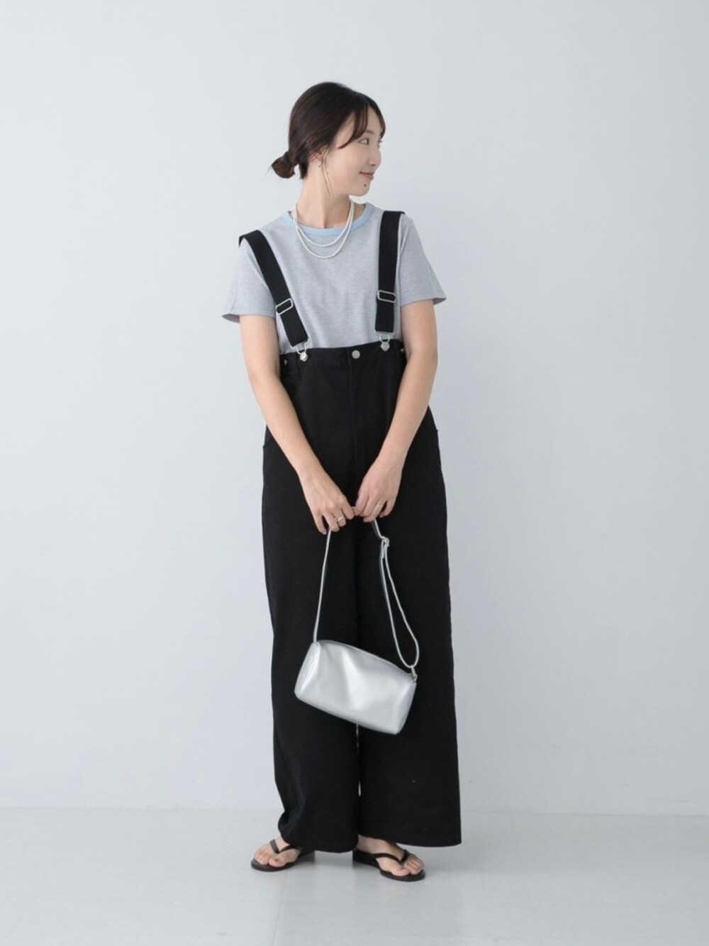 ブルー系のTシャツ/カットソー、ブラック系のサロペット/オーバーオール、シルバー系のネックレスを着用したレディースの夏コーディネートの1枚目の写真