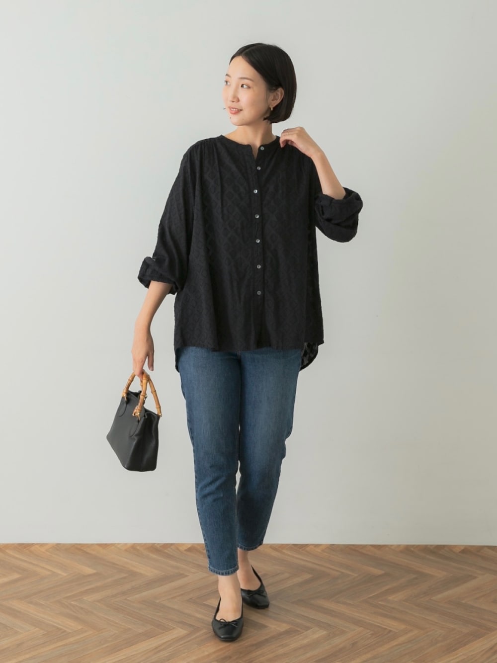 「Sonny　Label、サニーレーベル、アツいコーデ全部見せ、デニム、モノトーン、シアートップス、秋服準備はじめました、ハンドバッグ、ミニバッグ、休日スタイル、大人カジュアル、シンプルスタイル、高身長女子、高身長コーデ、いいね、save、フォローお願いします🤑」｜「URBAN RESEARCH Sonny Labelのドビーエアリーコットンギャザーブラウス（シャツ/ブラウス、ブラック系）」を使った、nozawaさん（レディース・168cm）の夏コーディネートの1枚目の写真