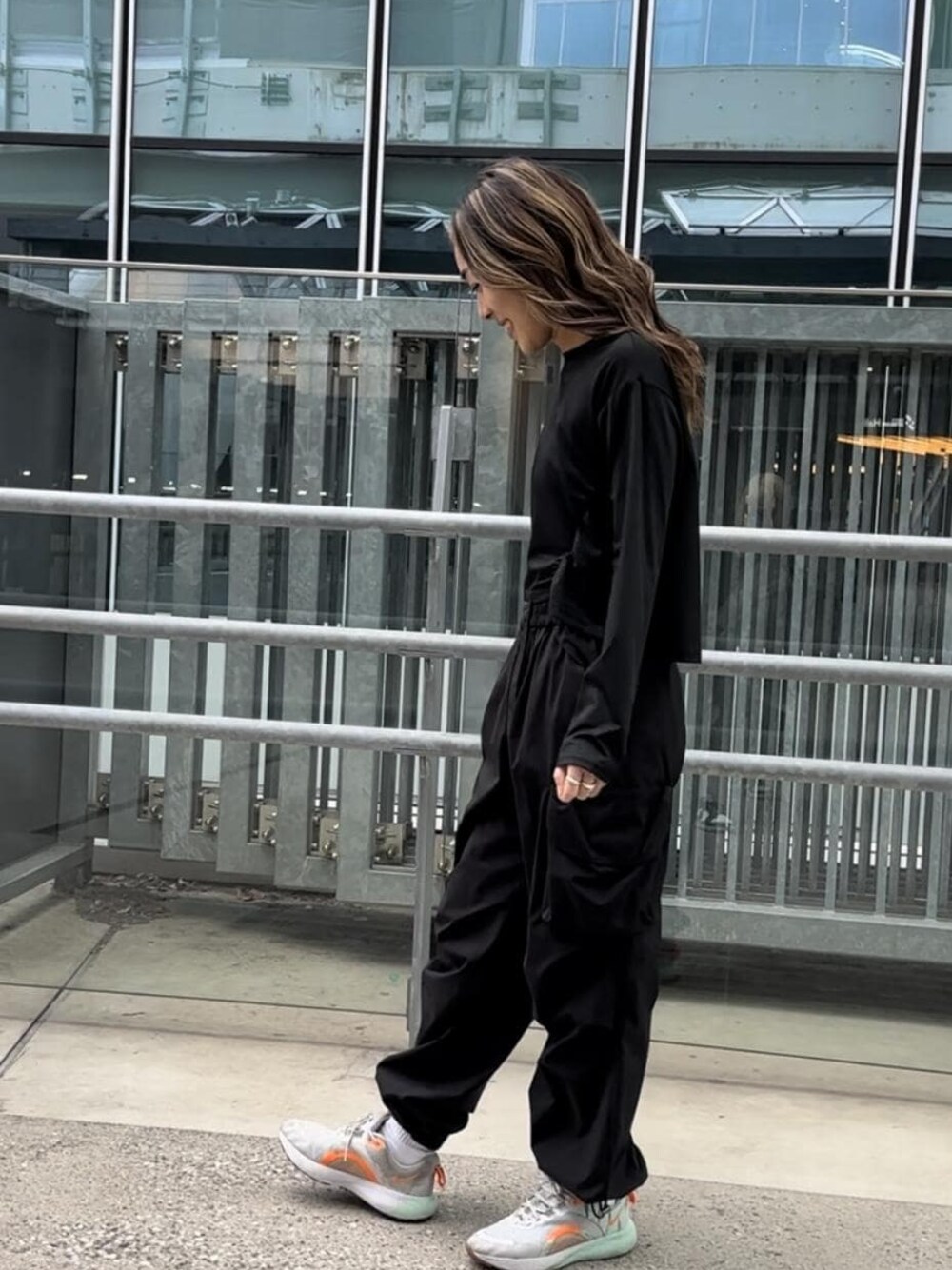 「ブラック、カットソー、パンツ、カーゴパンツ、スニーカー、NERGY、NIKE、アスレジャー」｜「NIKEの【NIKE for NERGY】ナイキ リアクト エスケープラン2 プレミアム ランニングシューズ（スニーカー、グレー系）」を使った、SAYAさん（レディース・158cm）の冬コーディネートの1枚目の写真