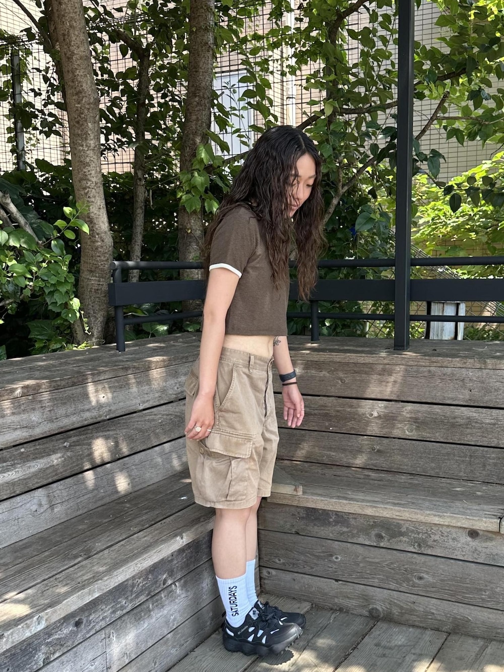 「SaturdayNYC、初夏コーデ、夏コーデ、初秋コーデ、お出かけコーデ、旅行コーデ、アウトドアコーデ、フェスコーデ、ストリート、パンツスタイル」｜「Saturdays NYCのLogo Sock（ソックス/靴下、ホワイト系）」を使った、SAYAさん（レディース・158cm）の夏コーディネートの1枚目の写真