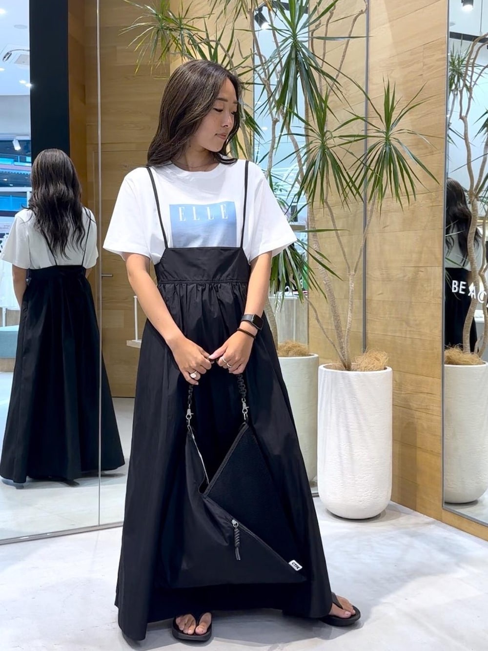 「夏コーデ、初秋コーデ、秋コーデ、お出かけコーデ、旅行コーデ、女子会コーデ、スポーツミックス、スカートスタイル」｜「OOFOSの【OOFOS】OOriginal リカバリーサンダル（サンダル、ブラック系）」を使った、SAYAさん（レディース・158cm）の秋コーディネートの1枚目の写真