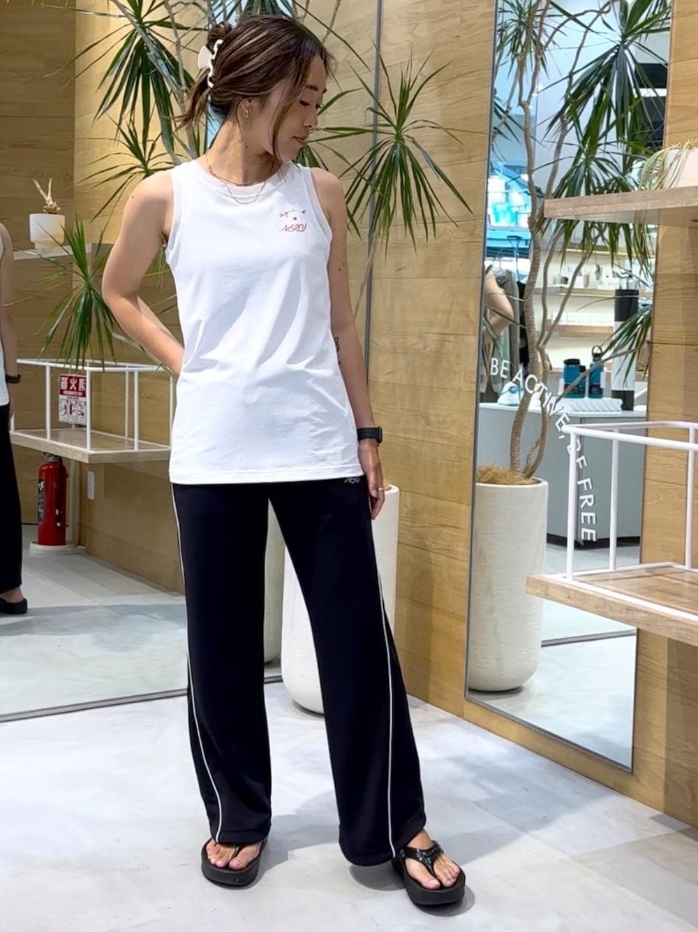 「agnesb、agnes、アニエス、夏コーデ、アウトドアコーデ、ジム・トレーニングコーデ、スポーツミックス、パンツスタイル、モノトーンコーデ」｜「OOFOSの【OOFOS】OOmega リカバリーサンダル（サンダル、ブラック系）」を使った、SAYAさん（レディース・158cm）の夏コーディネートの1枚目の写真