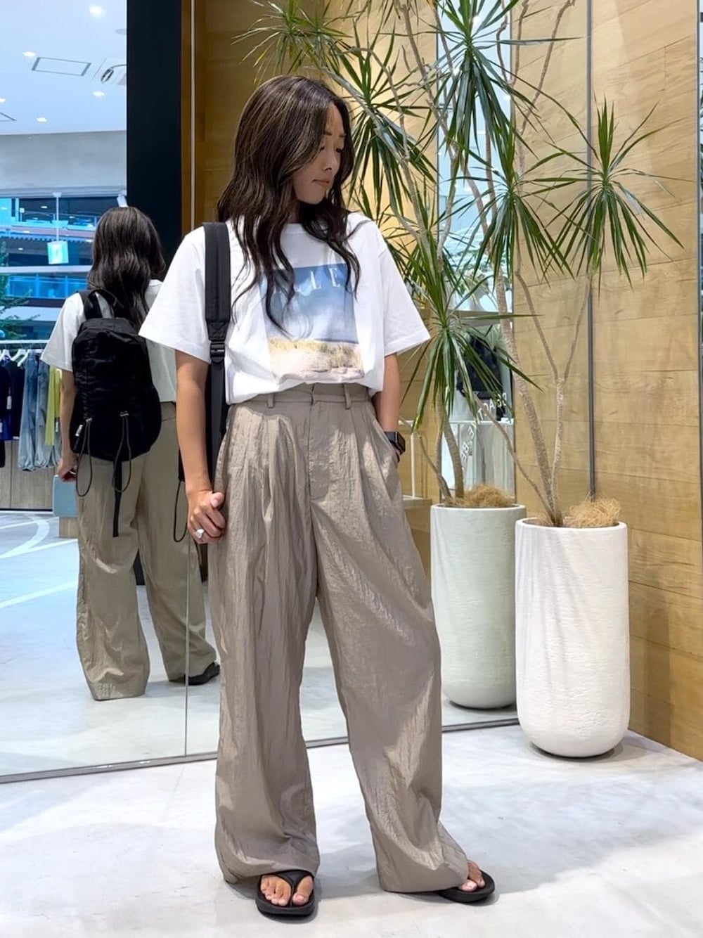 「撥水、夏コーデ、お出かけコーデ、旅行コーデ、スポーツミックス、シンプルコーデ、コラボアイテム」｜「OOFOSの【OOFOS】OOriginal リカバリーサンダル（サンダル、ブラック系）」を使った、SAYAさん（レディース・158cm）の夏コーディネートの1枚目の写真