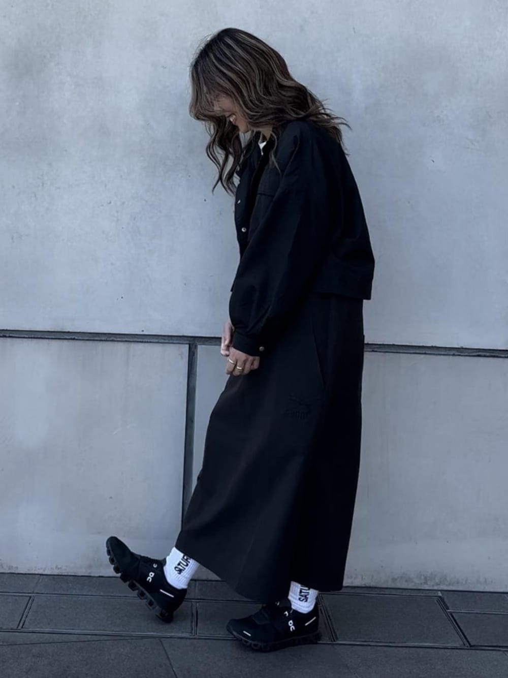 「on、puma、ワンピース、NERGY、アスレジャー」｜「Onの【on】Cloud5 クラウド5 レディース スニーカー（スニーカー、ブラック系）」を使った、SAYAさん（レディース・158cm）の春コーディネートの1枚目の写真