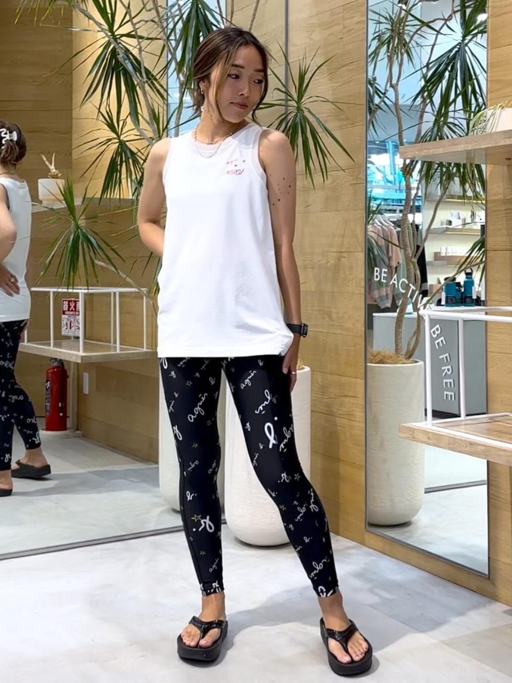 「agnesb、agnes、アニエス、ジム・トレーニングコーデ、スポーツミックス、モノトーンコーデ、NERGY、ウェーブ、イエベ春、オイリー、低身長、トップス、タンクトップ、シューズ、サンダル」｜「OOFOSの【OOFOS】OOmega リカバリーサンダル（サンダル、ブラック系）」を使った、SAYAさん（レディース・158cm）の夏コーディネートの1枚目の写真