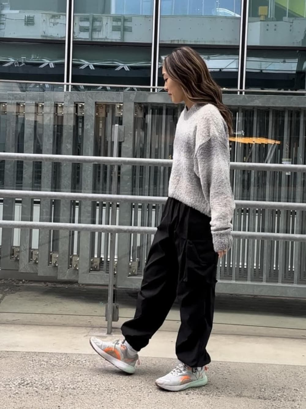 「カーゴパンツ、ニット、NERGY、NIKE、スニーカー、パンツ、アスレジャー」｜「NIKEの【NIKE for NERGY】ナイキ リアクト エスケープラン2 プレミアム ランニングシューズ（スニーカー、グレー系）」を使った、SAYAさん（レディース・158cm）の冬コーディネートの1枚目の写真