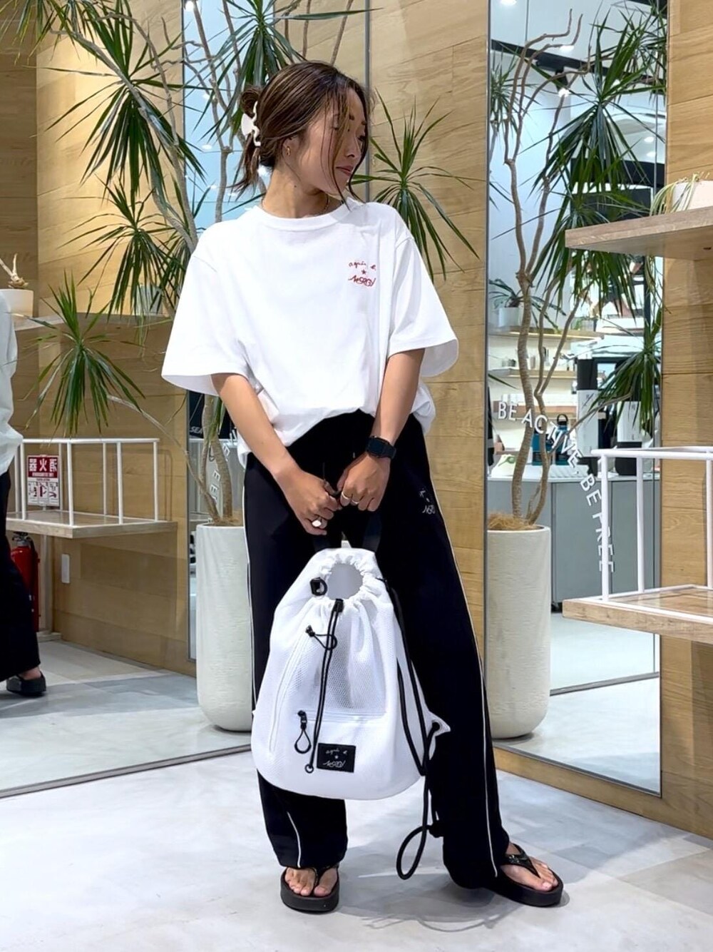 「agnesb、agnes、アニエス、旅行コーデ、アウトドアコーデ、スポーツミックス、NERGY、ウェーブ、イエベ春、オイリー、低身長、トップス、Tシャツ/カットソー、パンツ、バッグ」｜「OOFOSの【OOFOS】OOmega リカバリーサンダル（サンダル、ブラック系）」を使った、SAYAさん（レディース・158cm）の夏コーディネートの1枚目の写真