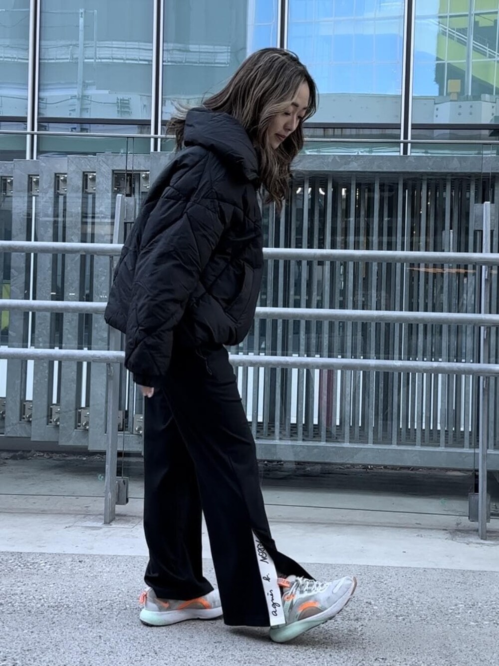 「アニエス、agnesb.、コラボレーション、NERGY、スニーカー、GYM、パンツ、アスレジャー、セットアップ」｜「NIKEの【NIKE for NERGY】ナイキ リアクト エスケープラン2 プレミアム ランニングシューズ（スニーカー、グレー系）」を使った、SAYAさん（レディース・158cm）の冬コーディネートの1枚目の写真