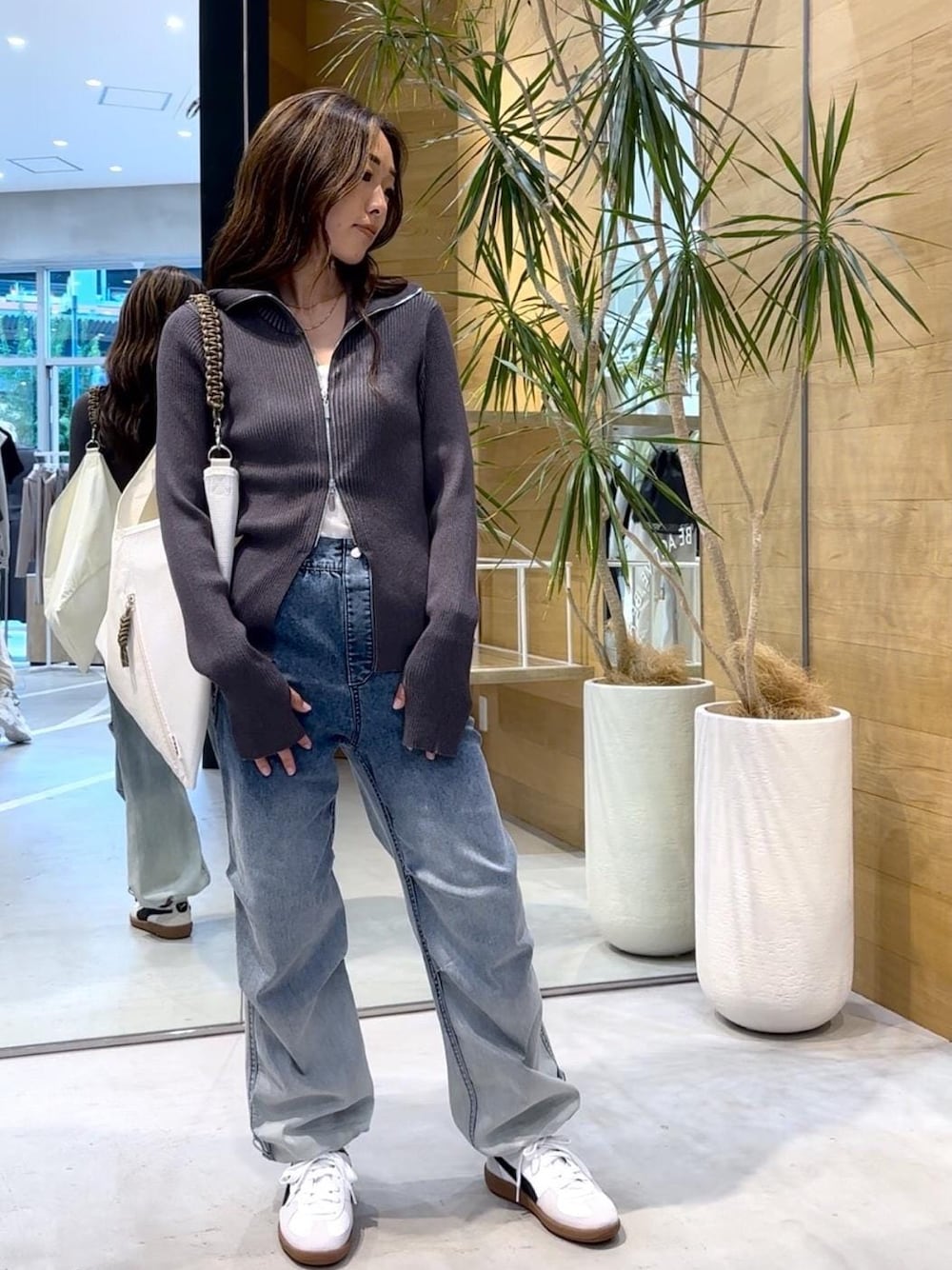 「初秋コーデ、秋コーデ、スポーツミックス、大人カジュアル」｜「NERGYの【Water proof Denim】フレアカーゴデニムパンツ（その他パンツ、ブルー系）」を使った、SAYAさん（レディース・158cm）の秋コーディネートの1枚目の写真