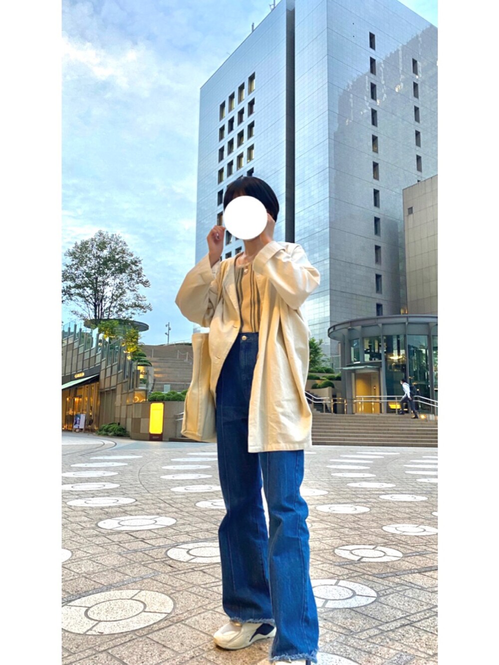 「カジュアル、Kastane、kastane_ootd、デニムパンツ、秋のコーデ」｜「Kastaneのデニムラップスカート×パンツSET（デニムパンツ、ブルー系）」を使った、なぐさん（レディース・162cm）の秋コーディネートの1枚目の写真