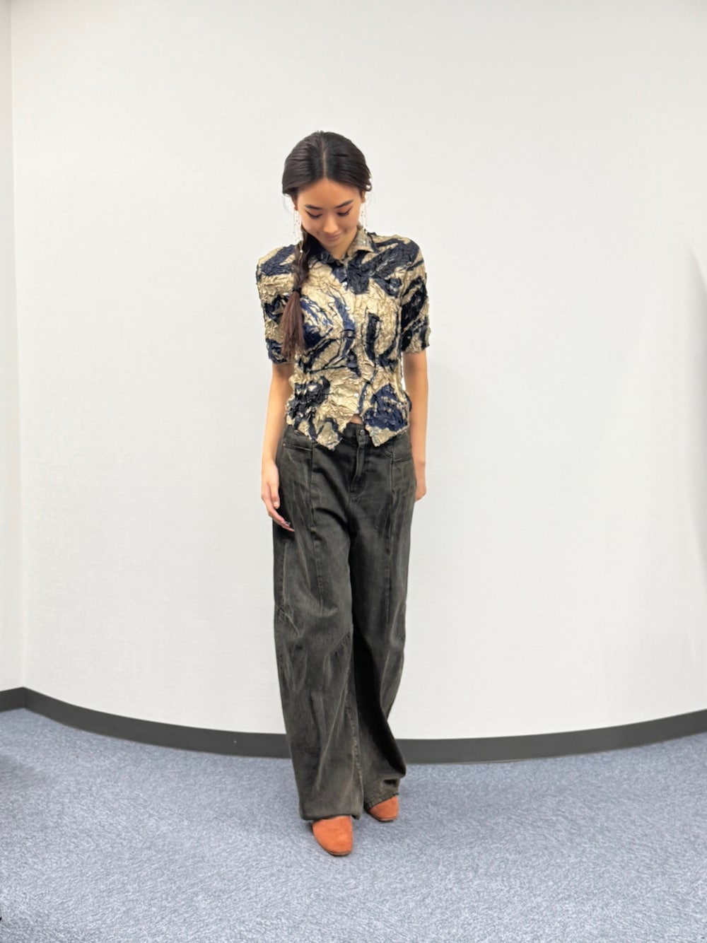 micpr staffさんの「Brushstroke Floral Crinkled Shirt / シャツブラウス（JNBY）」を使ったコーディネートの1枚目の写真