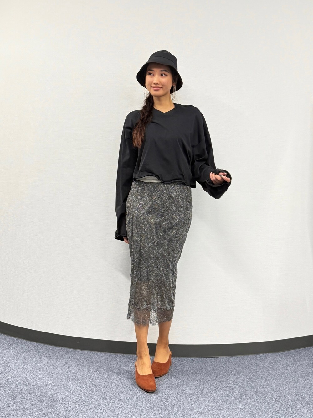 ブラック系のTシャツ/カットソー、グレー系のスカート、ブラウン系のシューズを着用したレディースの春コーディネートの1枚目の写真