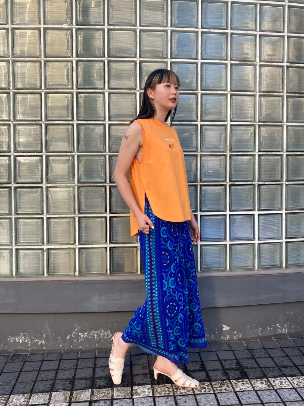 「アツいコーデ全部見せ、ゆるコーデ、今日のコーデ、タンクトップ、夏コーデ、サンダル、おでかけコーデ、viviennetam、いいね、save、フォローお願いします🤑、ヴィヴィアンタム」｜「VIVIENNE TAMのアイテム（トップス、オレンジ系）」を使った、micpr staffさん（レディース・170cm）の夏コーディネートの1枚目の写真
