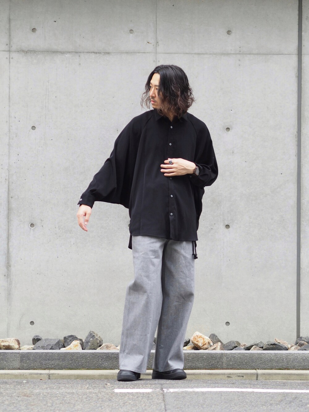 「デニムパンツ、モノトーンコーデ、シャツコーデ、ETHOSENS、Lui's、エトセンス、ルイス(Lui's)、名古屋PARCO、オーバーサイズシャツ、モモンガトップス」｜「Lui'sのドルマンモモンガシャツ（シャツ/ブラウス、ブラック系）」を使った、taikiさん（メンズ・177cm）の秋コーディネートの1枚目の写真