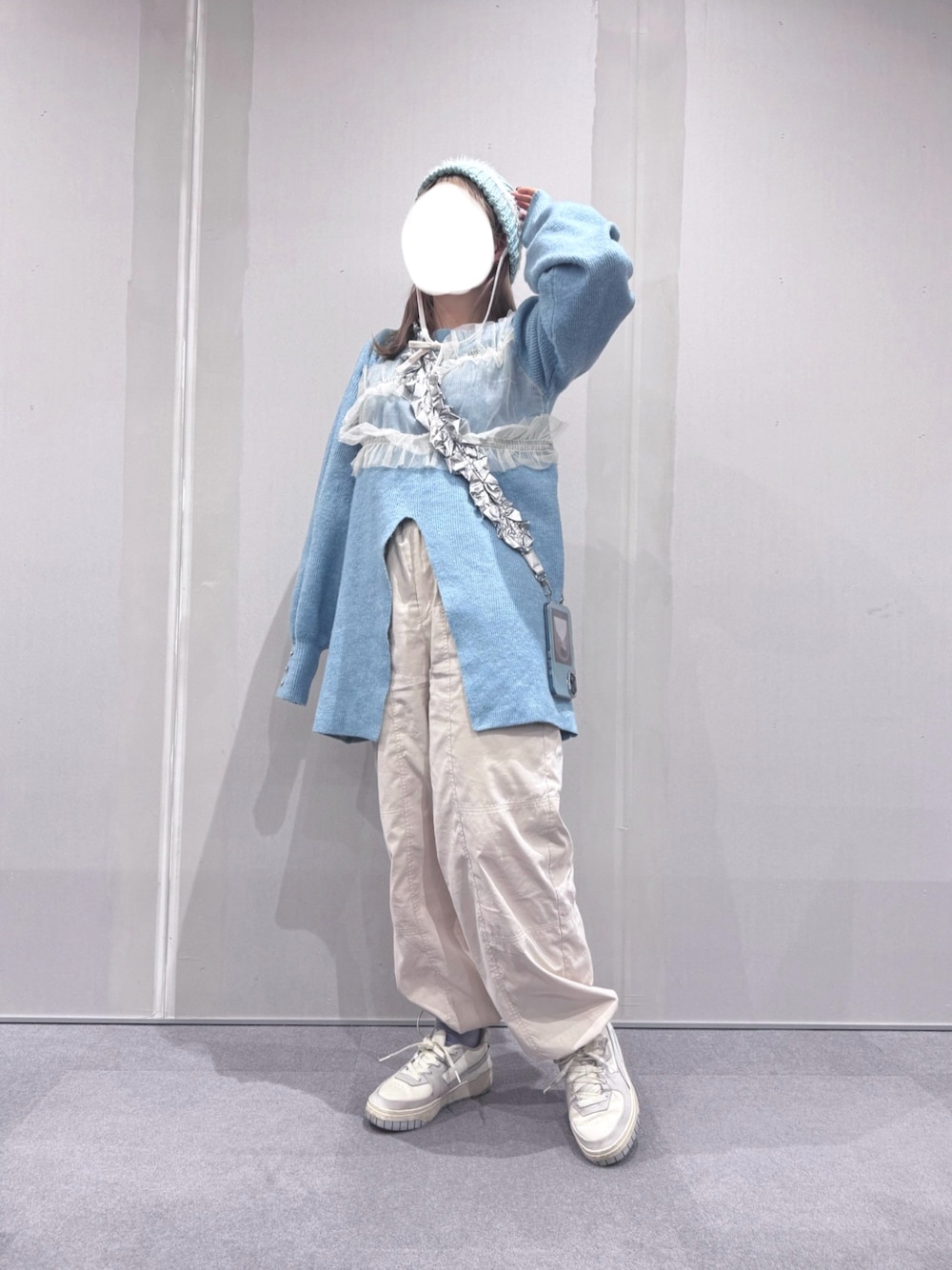 「リラックススタイル、出勤コーデ、カラーコーデ、ビーニー、フリルニット、カーゴパンツ」｜「PUMAのアイテム（スニーカー、ホワイト系）」を使った、おぬちゃんさん（レディース・156cm）の春コーディネートの1枚目の写真