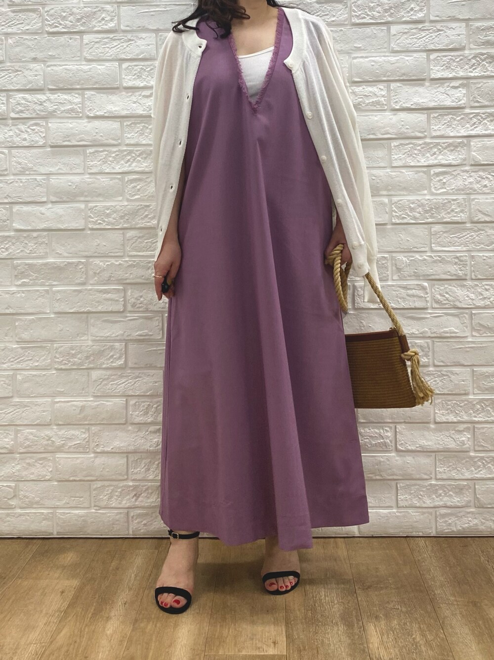 「大きいサイズレディースファッション、スタッフ、ぽっちゃり、春コーデ、きれいめカジュアル、CHIC STYLE、miclat、アラフィフ、春のNewスタイル、ピンク、カーディガン」｜「nissenの大きいサイズ 深Vネックストレートロングワンピース シックスタイル（ワンピース、パープル系）」を使った、chocolat111さん（レディース・161cm）の春コーディネートの1枚目の写真