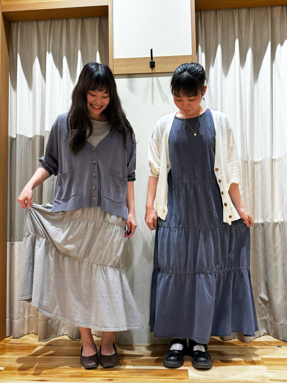 「双子コーデ、サマンサモスモスブルー、サマンサモスモス、ワンピース、カーディガン、接触冷感、グレーコーデ、夏コーデ、お揃いコーデ」｜「Samansa Mos2 blueのピグメントティアードワンピース（ワンピース、グレー系）」を使った、はらみさん（レディース・157cm）の春コーディネートの1枚目の写真
