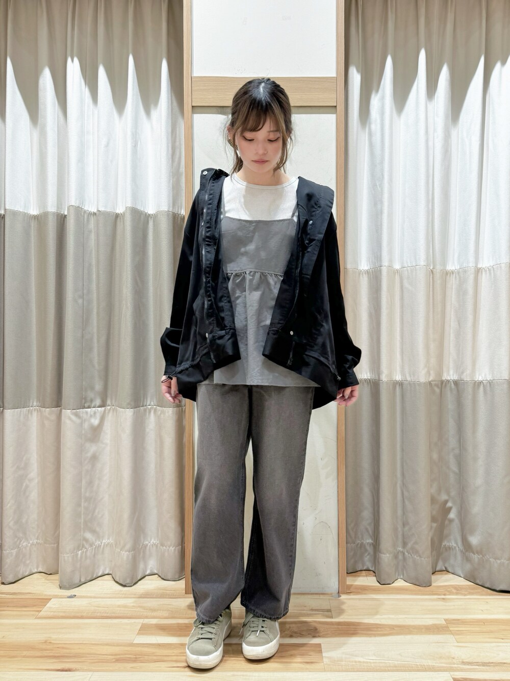 「シンプルコーデ、着回しコーデ、春服みてみて、おでかけコーデ、パンツスタイル、春、通勤コーデ、サマンサモスモス、サマンサモスモスブルー、デイリーカジュアル、カジュアルコーデ、カジュアル」｜「Samansa Mos2 blueのペプラムブルゾン（ブルゾン、ブラック系）」を使った、はらみさん（レディース・157cm）の春コーディネートの1枚目の写真